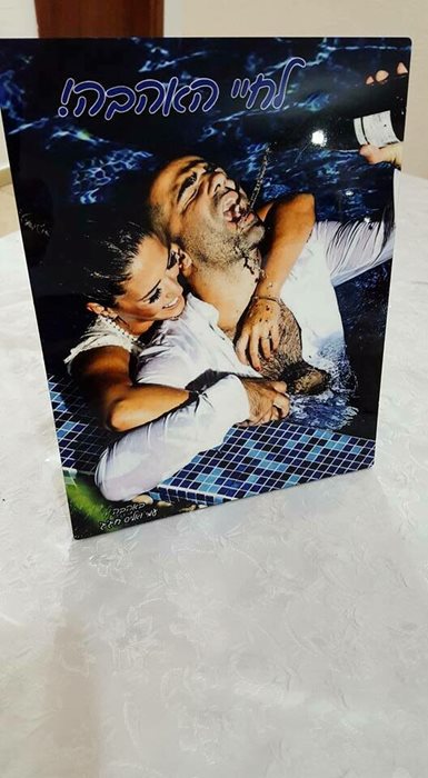 הדפסה על מעמד מעץ עם רגל ניקל